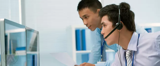 customer-service-agent-IT-analyst-working