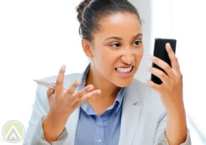 female-employee-confused-frustrated-over-smartphone