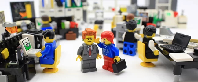 lego-figures-set-bad-boss-with-employees-in-office