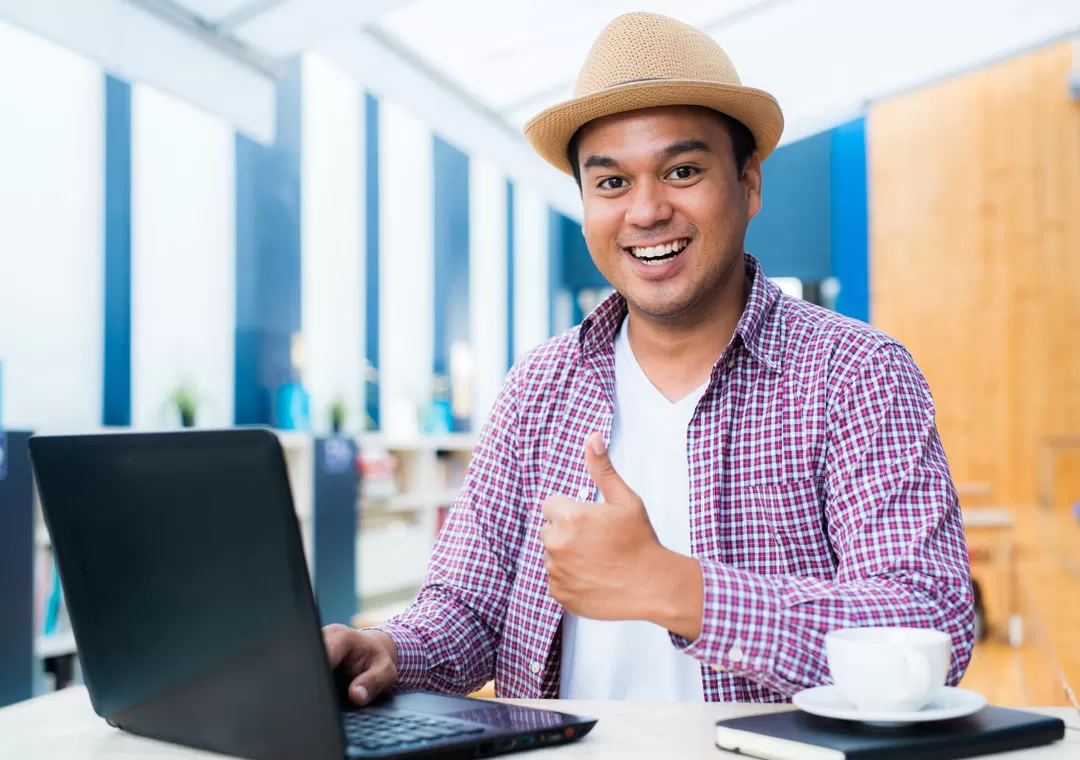 delighter consumer talking to customer support agent giving thumbs up