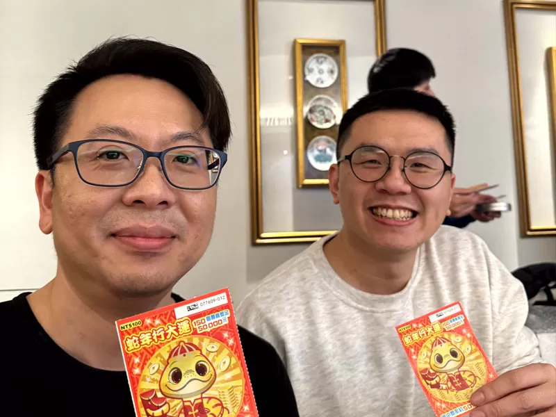 Open Access BPO Taipei employees receive traditional ang pao gifts