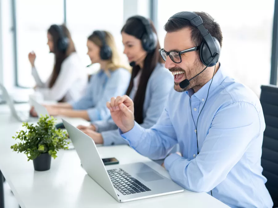 call center agents Enhancing Customer Experience assisting customers 